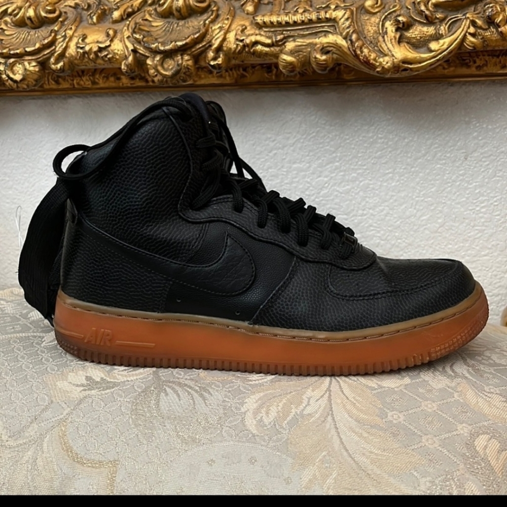 Nike Air Force 1 High Cut sneakers.